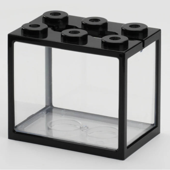 Acuario LED decorativo pequeño de Happy Pets LS con plantas y decoraciones para peces en un entorno acuático.